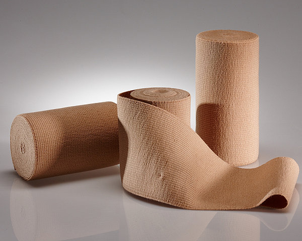 ELASTUS long/elast Langzugbinde 7 m x 10 cm (8 Stck.) hautfarben,fein